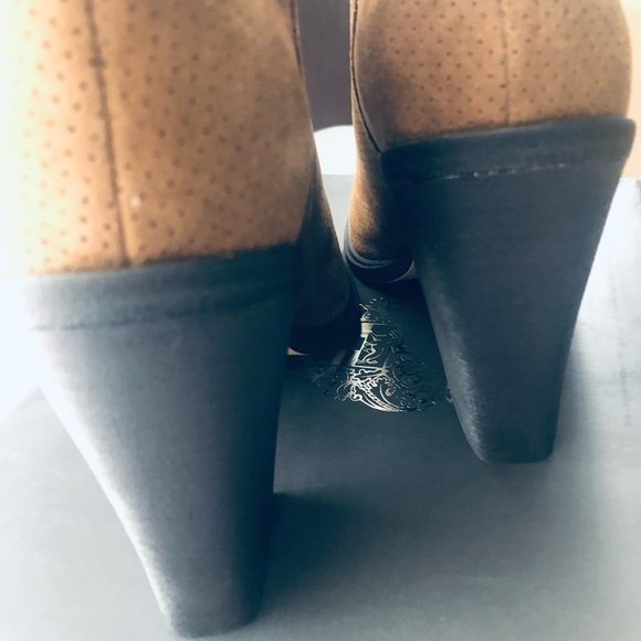 Vince Camuto- NIB Woman Pumpernickle Suede Front VCut PeepToe , Size 8W - Picture 8 of 9